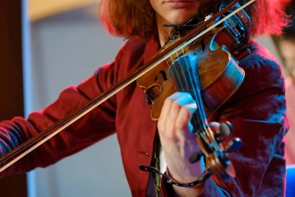 Молодая женщина играет на скрипке — стоковое фото