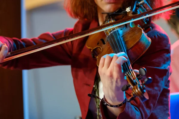 Jonge vrouw spelen de viool — Stockfoto