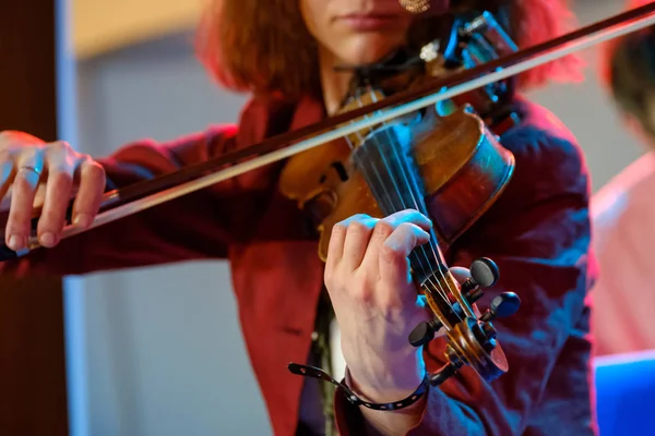 Junge Frau spielt Geige — Stockfoto