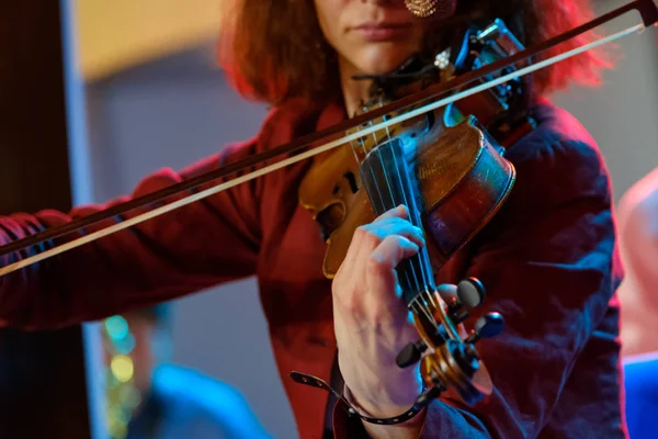 Giovane donna che suona il violino — Foto Stock