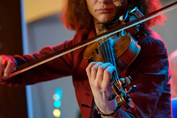 Jonge vrouw spelen de viool — Stockfoto