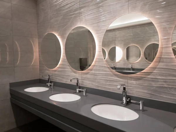 Intérieur moderne des toilettes publiques — Photo