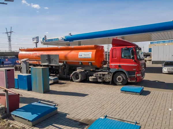 Truck met brandstof bij het benzinestation — Stockfoto