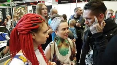 İnsanların dövme Festivali devam