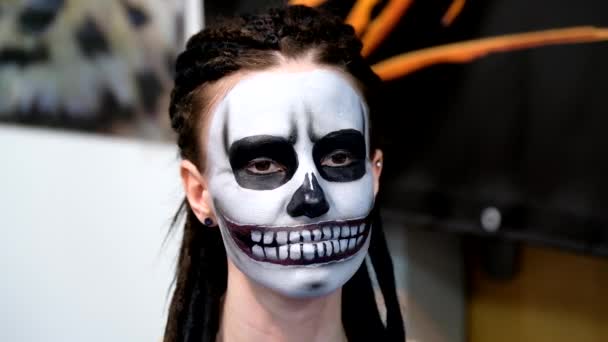 Makyöz kızlar yüz kafatasında boyalar — Stok video
