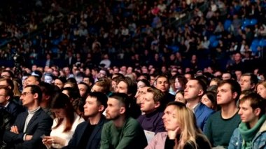 İzleyici olarak konferans salonu