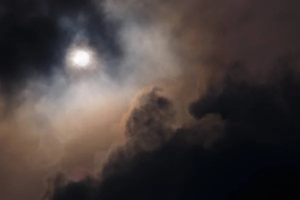 Zonsopgang in de wolken op Crimea — Stockfoto