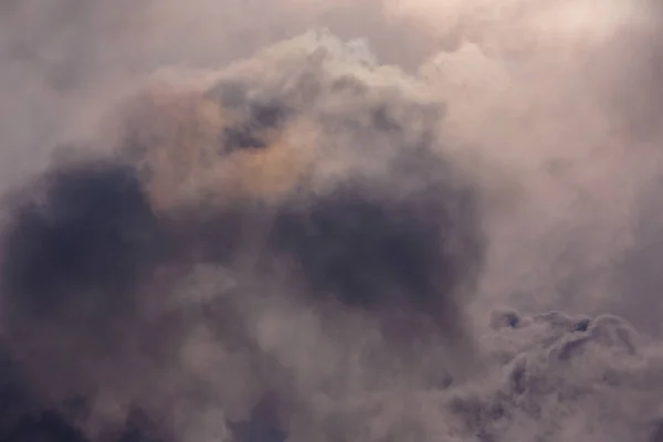 Zonsopgang in de wolken op Crimea — Stockfoto