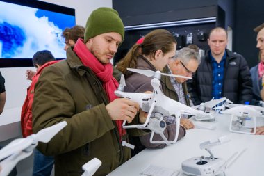Müşteriler ile DJI indeks işlem mağaza açılışında quadrocopters izle