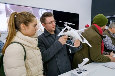 Müşteriler ile DJI indeks işlem mağaza açılışında quadrocopters izle