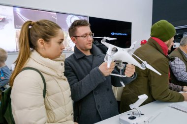 Müşteriler ile DJI indeks işlem mağaza açılışında quadrocopters izle