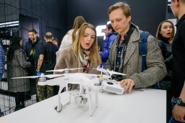 Müşteriler ile DJI indeks işlem mağaza açılışında quadrocopters izle
