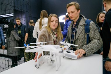 Müşteriler ile DJI indeks işlem mağaza açılışında quadrocopters izle