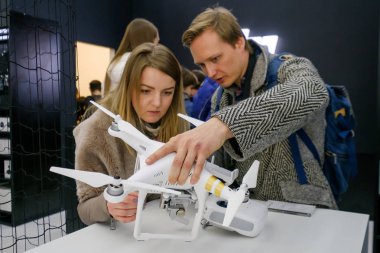 Müşteriler ile DJI indeks işlem mağaza açılışında quadrocopters izle