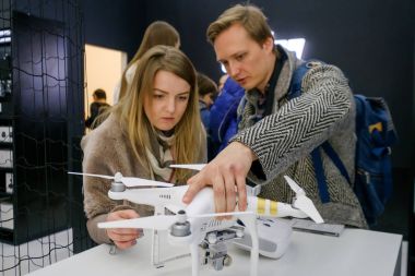 Müşteriler ile DJI indeks işlem mağaza açılışında quadrocopters izle