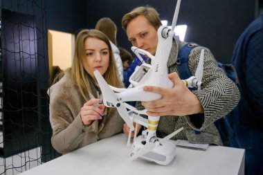 Müşteriler ile DJI indeks işlem mağaza açılışında quadrocopters izle