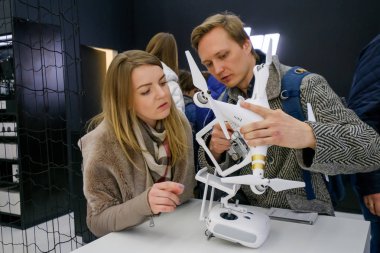 Müşteriler ile DJI indeks işlem mağaza açılışında quadrocopters izle