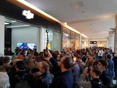 Kalabalık insan ile DJI indeks işlem mağaza açılışında
