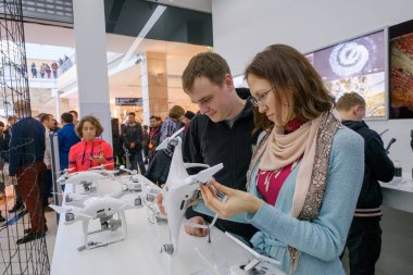 Müşteriler ile DJI indeks işlem mağaza açılışında quadrocopters izle