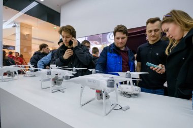 Müşteriler ile DJI indeks işlem mağaza açılışında quadrocopters izle