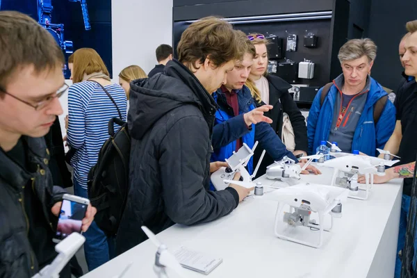 Customers watch quadrocopters at the opening of DJI Store — Stock Photo, Image