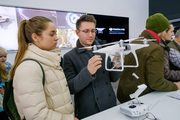 Kundene ser på quadrocopters ved åpningen av DJI Store – stockfoto