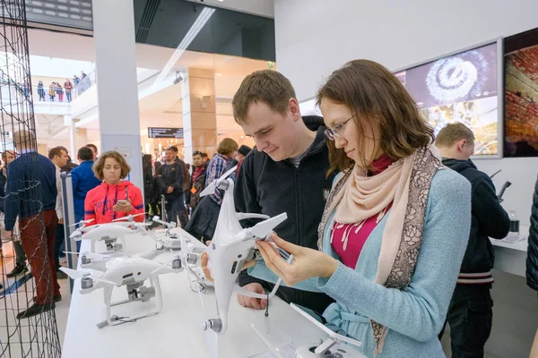 Los clientes observan los cuadrocopteros en la inauguración de DJI Store — Foto de Stock