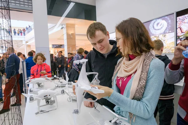 Kundene ser på quadrocopters ved åpningen av DJI Store – stockfoto