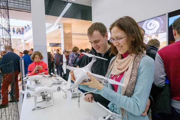 Kundene ser på quadrocopters ved åpningen av DJI Store – stockfoto