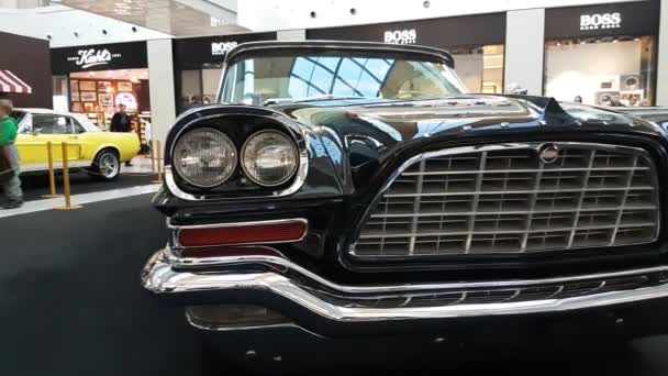 Výstava retro automobilů v Metropolis mall — Stock video