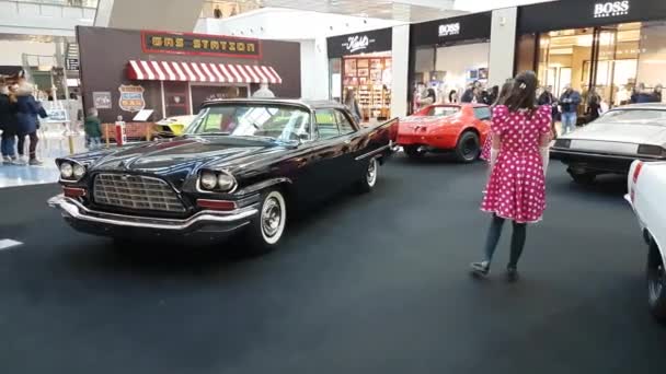 Výstava retro automobilů v Metropolis mall — Stock video