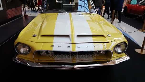 Tentoonstelling van retro auto's in het winkelcentrum van Metropolis — Stockvideo