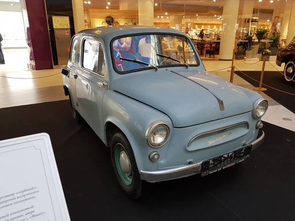 Exposición de coches retro en el centro comercial Metropolis —  Fotos de Stock