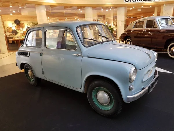 Mostra di auto retrò nel centro commerciale Metropolis — Foto Stock