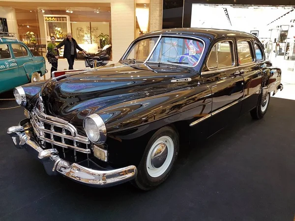 Exposición de coches retro en el centro comercial Metropolis — Foto de Stock