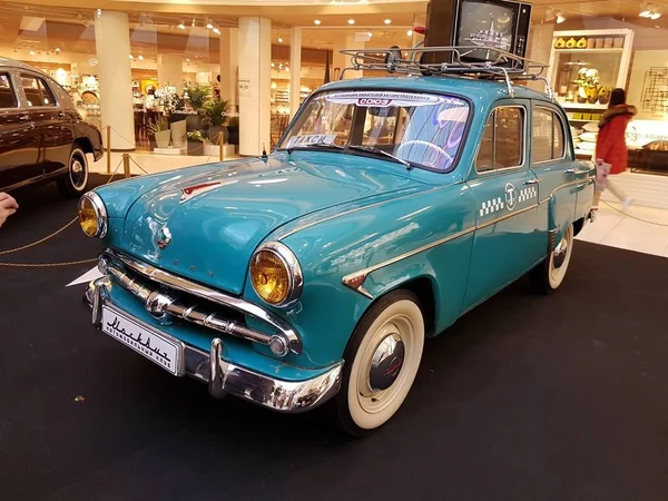 Exposición de coches retro en el centro comercial Metropolis — Foto de Stock