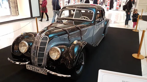 Exposición de coches retro en el centro comercial Metropolis — Foto de Stock