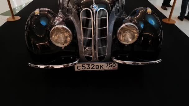 Exposição de carros retro no shopping Metropolis — Vídeo de Stock