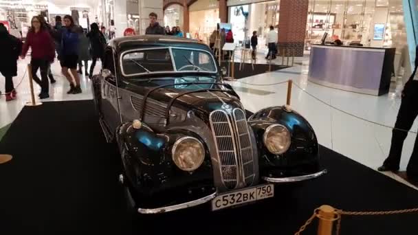 Ausstellung von Retro-Autos in der Mall der Metropole — Stockvideo