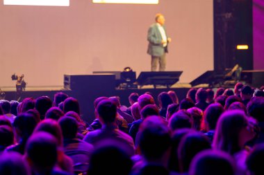 İzleyici olarak konferans salonu