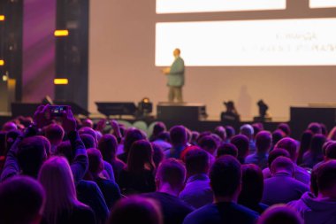 İzleyici olarak konferans salonu