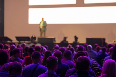 İzleyici olarak konferans salonu