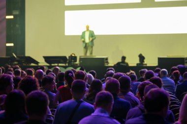 İzleyici olarak konferans salonu