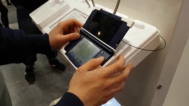 Visitantes testando consolas Nintendo — Vídeo de Stock