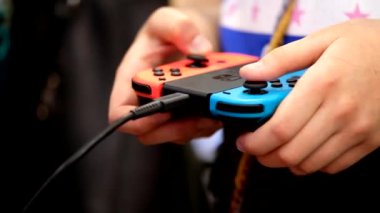 Gamepad bir oyun elinde