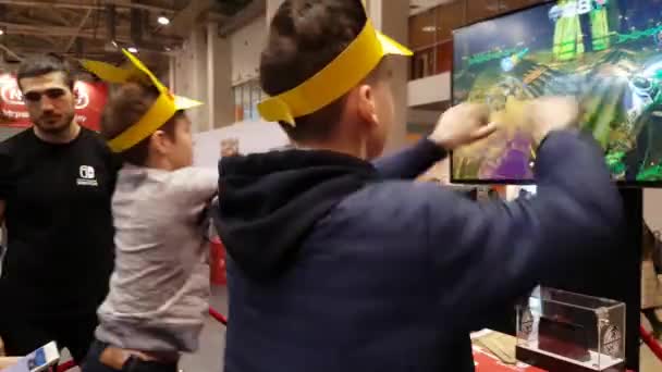 Besucher testen Nintendo-Spielekonsole — Stockvideo