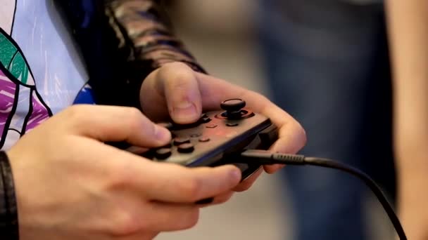 Gamepad di tangan seorang gamer — Stok Video