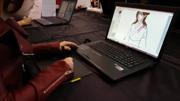 Artista desenha na tela de um tablet pc — Vídeo de Stock
