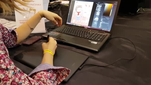 Artiste dessine sur l'écran d'une tablette PC — Video