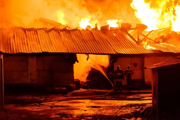 Bombeiros extinguem um incêndio — Fotografia de Stock